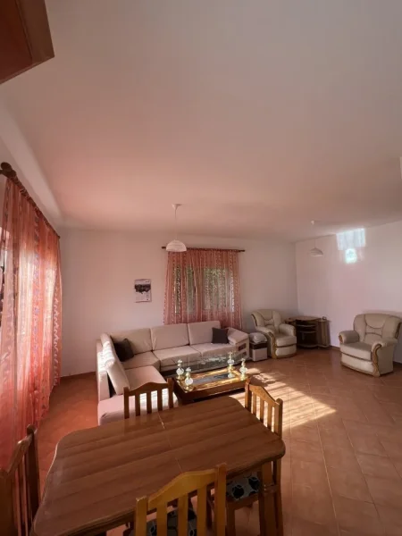 Tirane, jepet me qera Vile 2+1+Ballkon Kati 1, 100 m² 40.000 mij lek