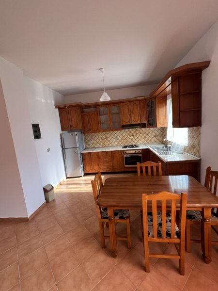 Tirane, jepet me qera Vile 2+1+Ballkon Kati 1, 100 m² 40.000 mij lek