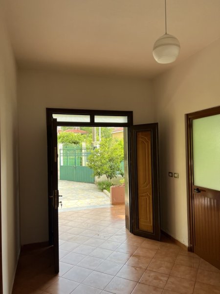 Tirane, jepet me qera Vile 2+1+Ballkon Kati 1, 100 m² 40.000 mij lek