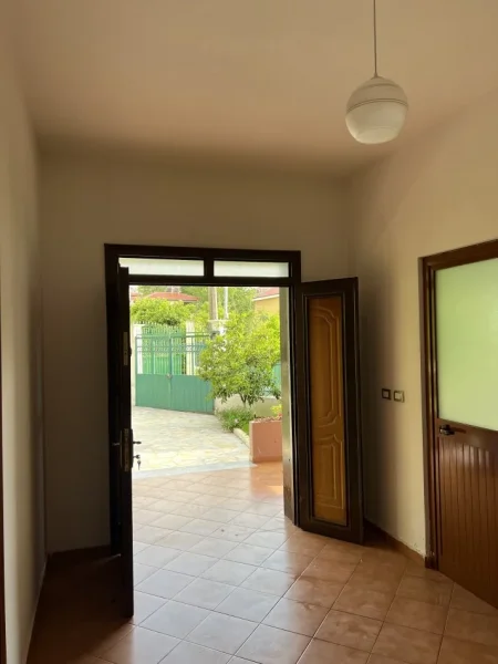 Tirane, jepet me qera Vile 2+1+Ballkon Kati 1, 100 m² 40.000 mij lek