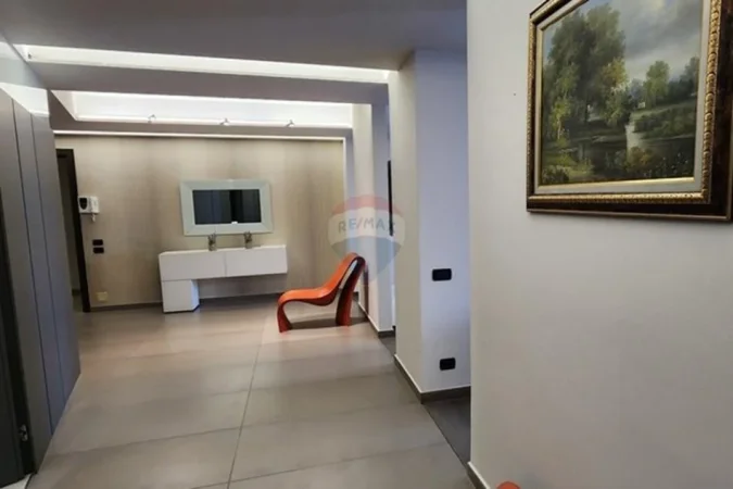 Tirane, jap me qera zyre Kati 11, 220 m² 2.000 € (Rruga Abdi Toptani, Tiranë)