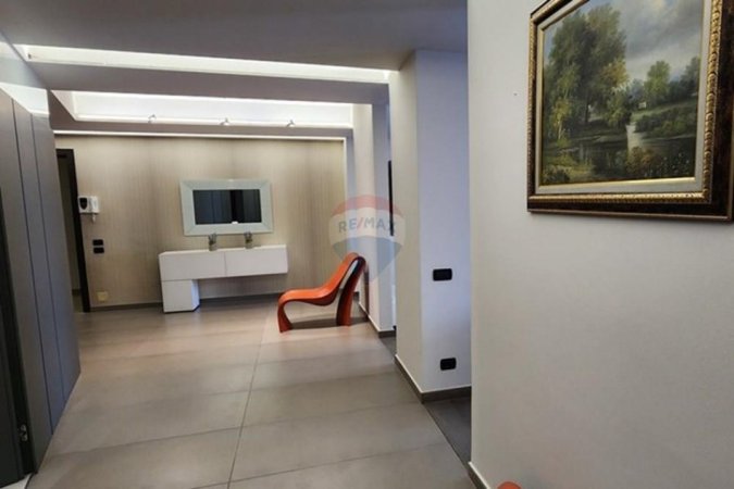 Tirane, jap me qera zyre Kati 11, 220 m² 2.000 € (Rruga Abdi Toptani, Tiranë)