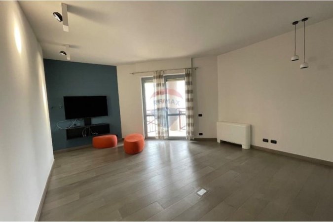 Tirane, jap me qera zyre Kati 11, 220 m² 2.000 € (Rruga Abdi Toptani, Tiranë)