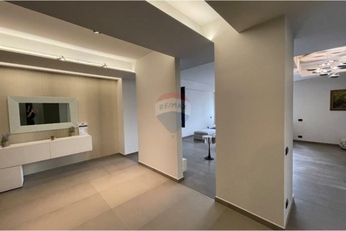 Tirane, jap me qera zyre Kati 11, 220 m² 2.000 € (Rruga Abdi Toptani, Tiranë)