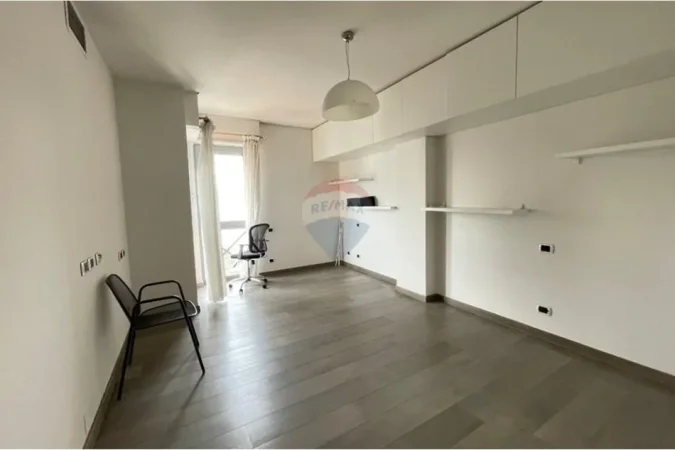Tirane, jap me qera zyre Kati 11, 220 m² 2.000 € (Rruga Abdi Toptani, Tiranë)
