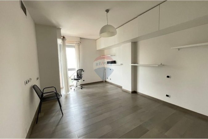 Tirane, jap me qera zyre Kati 11, 220 m² 2.000 € (Rruga Abdi Toptani, Tiranë)