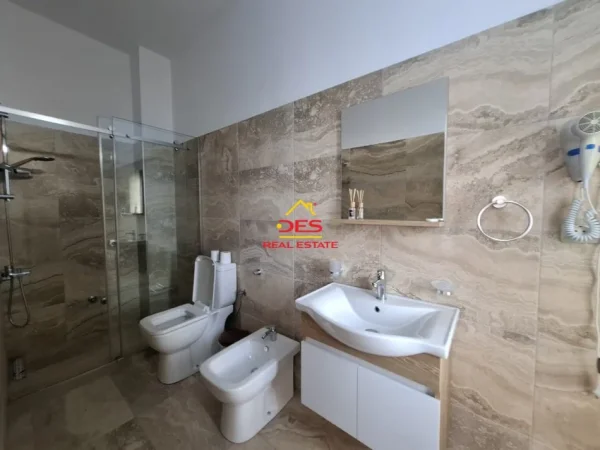 Vlore, jepet me qera hotel Kati 3, 200 m² 36.000 € (Çentrale)