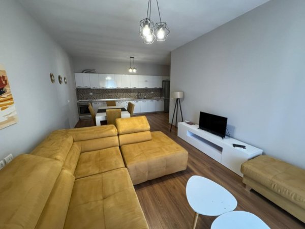 Tirane, jepet me qera apartament 3+1 Kati 8, 120 m² 800 €