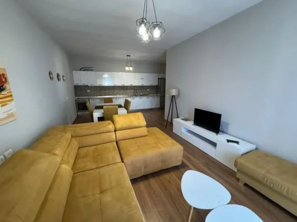 Tirane, jepet me qera apartament 3+1 Kati 8, 120 m² 800 €
