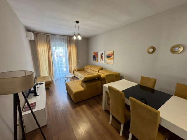 Tirane, jepet me qera apartament 3+1 Kati 8, 120 m² 800 €