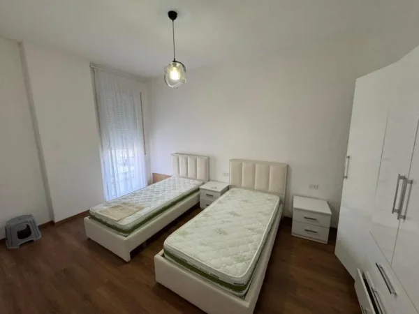 Tirane, jepet me qera apartament 3+1 Kati 8, 120 m² 800 €