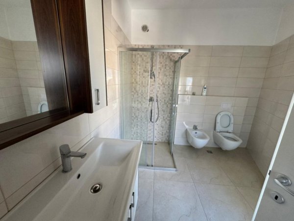 Tirane, jepet me qera apartament 3+1 Kati 8, 120 m² 800 €