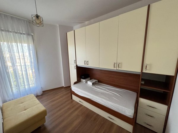Tirane, jepet me qera apartament 3+1 Kati 8, 120 m² 800 €