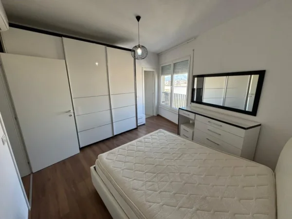 Tirane, jepet me qera apartament 3+1 Kati 8, 120 m² 800 €