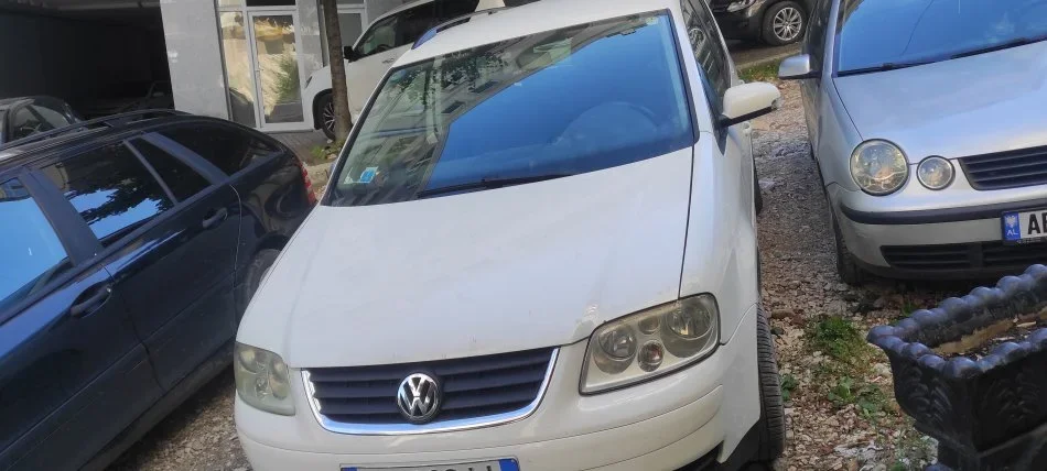 Tirane, shes makine Volkswagen Nafte, e bardhë Klima 305.000 km 2.800 €