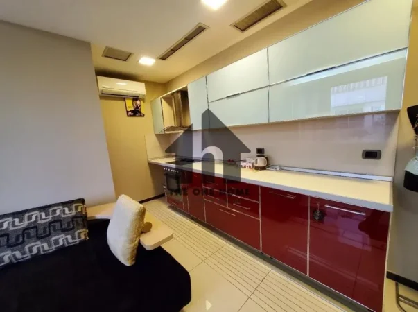 Tirane, jepet me qera apartament 2+1+Ballkon Kati 5, 90 m² 600 € (ISH - PARKU)