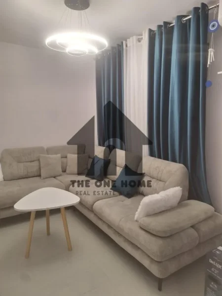 Tirane, jepet me qera apartament 1+1+Ballkon Kati 4, 70 m² 600 € (KRISTAL - CENTER)