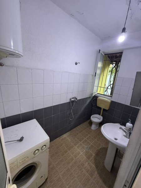 Tirane, jepet me qera Vile 1+1 Kati 1, 75 m² 400 Lek (rruga hysni gerbolli)