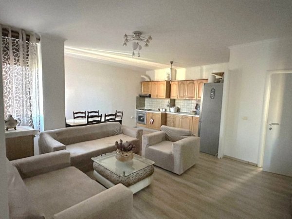 Tirane, jepet me qera apartament 2+1 Kati 3, 86 m² 500€ (porcelan)