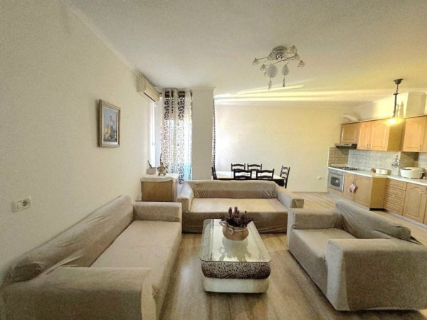 Tirane, jepet me qera apartament 2+1 Kati 3, 86 m² 500€ (porcelan)