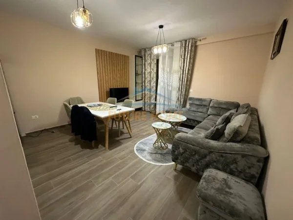 Tirane, jepet me qera apartament 2+1+Ballkon Kati 3, 92 m² 900 € (Kodra e Diellit)