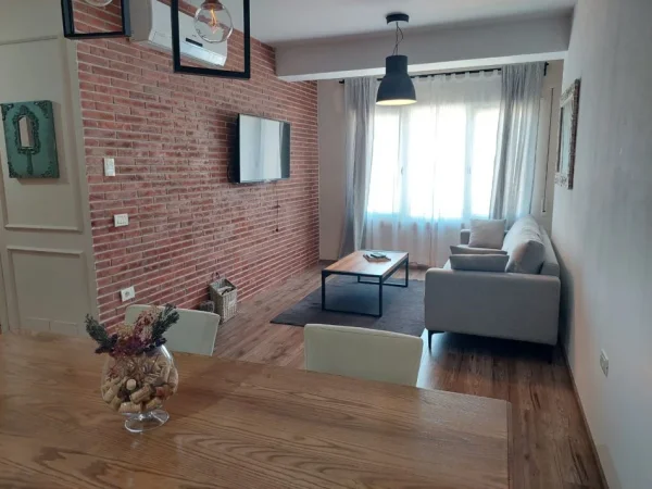 Tirane, jepet me qera apartament 2+1+Ballkon Kati 2, 100 m² 800 € (Kodra e Diellit)