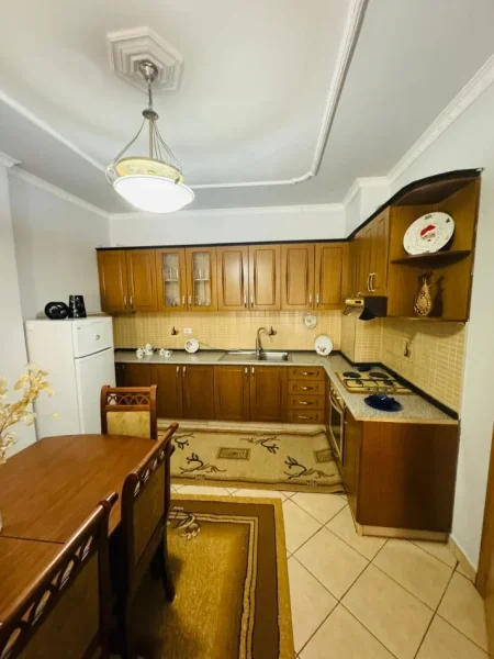 Tirane, jepet me qera apartament 2+1+Ballkon Kati 3, 120 m² 550 € (Astir)