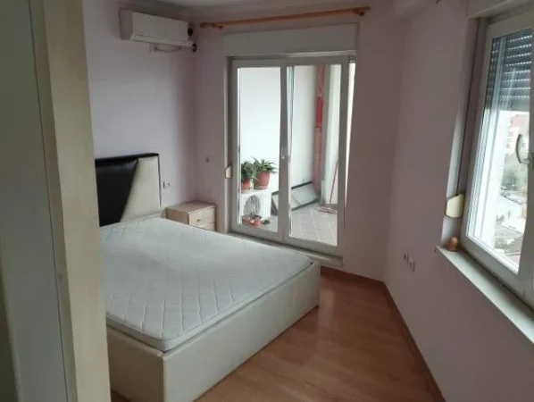 Tirane, jepet me qera apartament 1+1+Ballkon Kati 5, 63 m² 450 € (Kompleksi Magnet)