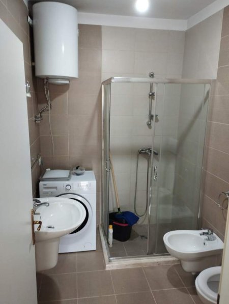 Tirane, jepet me qera apartament 1+1+Ballkon Kati 5, 63 m² 450 € (Kompleksi Magnet)