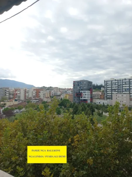 Tirane, Okazion Shitet Apartament i bollshem, me shumë pamje e drite, tip 2+1, në kat 5, pallat ekzistues me 5-kate, sip. 81m², Cmimi 125'000 €, në rrugën Ali Demi, tek Fusha / Kryqëzimi Ali Demi, 250m nga Ura Brrylit /Lana/ Ministria e Jashtme, 10minuta në këmb nga qendraTiranës.