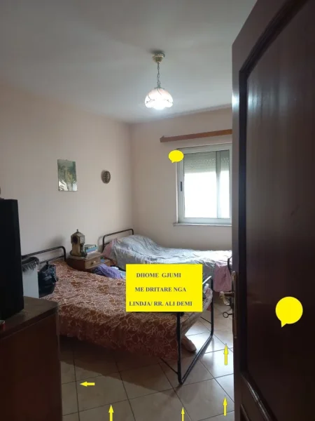 Tirane, Okazion Shitet Apartament i bollshem, me shumë pamje e drite, tip 2+1, në kat 5, pallat ekzistues me 5-kate, sip. 81m², Cmimi 125'000 €, në rrugën Ali Demi, tek Fusha / Kryqëzimi Ali Demi, 250m nga Ura Brrylit /Lana/ Ministria e Jashtme, 10minuta në këmb nga qendraTiranës.
