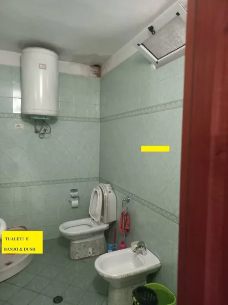 Tirane, Okazion Shitet Apartament i bollshem, me shumë pamje e drite, tip 2+1, në kat 5, pallat ekzistues me 5-kate, sip. 81m², Cmimi 125'000 €, në rrugën Ali Demi, tek Fusha / Kryqëzimi Ali Demi, 250m nga Ura Brrylit /Lana/ Ministria e Jashtme, 10minuta në këmb nga qendraTiranës.