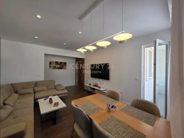 Tirane, jepet me qera apartament 2+1+Ballkon Kati 7, 90 m² 1.000 € (Rruga Mine Peza)