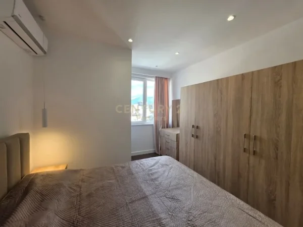 Tirane, jepet me qera apartament 2+1+Ballkon Kati 7, 90 m² 1.000 € (Rruga Mine Peza)