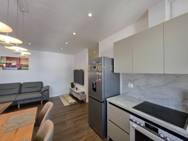 Tirane, jepet me qera apartament 2+1 Kati 7, 90 m² 1.000 € (Rruga Mine Peza)