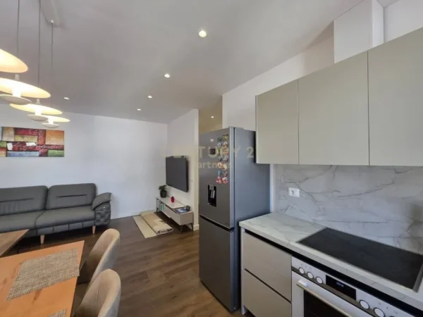 Tirane, jepet me qera apartament 2+1 Kati 7, 90 m² 1.000 € (Rruga Mine Peza)