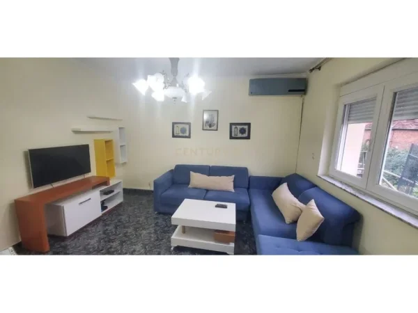 Tirane, jepet me qera apartament 2+1 Kati 2, 80 m² 700 € (Rruga Fortuzi)