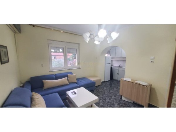 Tirane, jepet me qera apartament 2+1 Kati 2, 80 m² 700 € (Rruga Fortuzi)