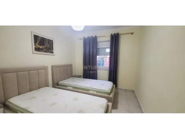 Tirane, jepet me qera apartament 2+1 Kati 2, 80 m² 700 € (Rruga Fortuzi)
