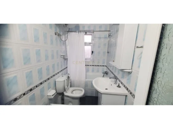 Tirane, jepet me qera apartament 2+1 Kati 2, 80 m² 700 € (Rruga Fortuzi)