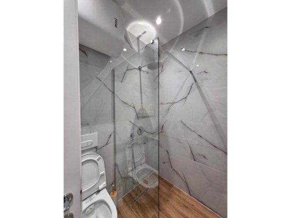 Tirane, jepet me qera apartament 2+1 Kati 7, 90 m² 1.000 € (Mine Peza)