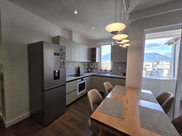 Tirane, jepet me qera apartament 2+1+Aneks+Ballkon Kati 7, 90 m² 1.000 € (Mine Peza)
