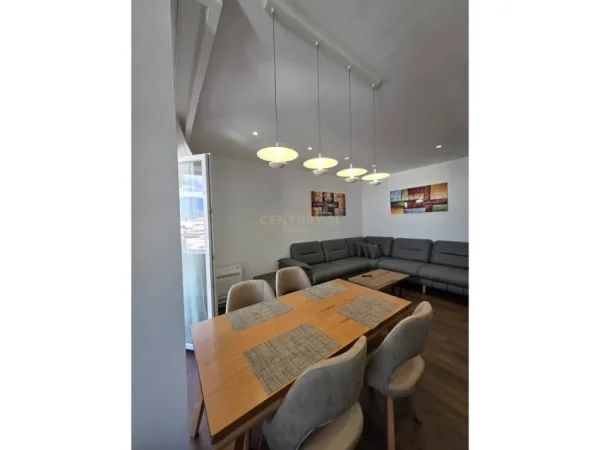 Tirane, jepet me qera apartament 2+1+Aneks+Ballkon Kati 7, 90 m² 1.000 € (Mine Peza)