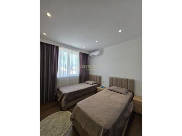 Tirane, jepet me qera apartament 2+1+Aneks+Ballkon Kati 7, 90 m² 1.000 € (Mine Peza)