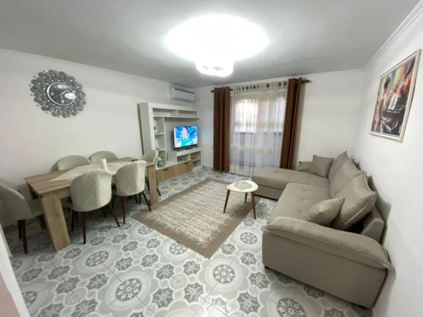 Tirane, jepet me qera apartament 2+1 Kati 4, 80 m² 600 € (stacioni i trenit)