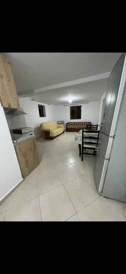 Shqiperi, jepet me qera shtepi 1+1 Kati 1, 70 m² 300 € (Rruga Leando zoto , Kodra e priftit)
