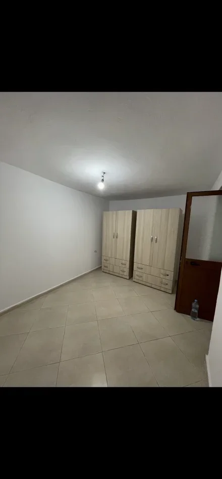 Shqiperi, jepet me qera shtepi 1+1 Kati 1, 70 m² 300 € (Rruga Leando zoto , Kodra e priftit)