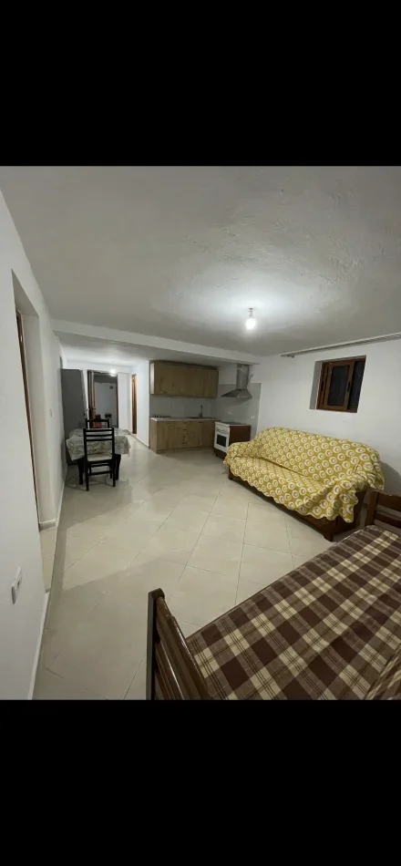 Shqiperi, jepet me qera shtepi 1+1 Kati 1, 70 m² 300 € (Rruga Leando zoto , Kodra e priftit)