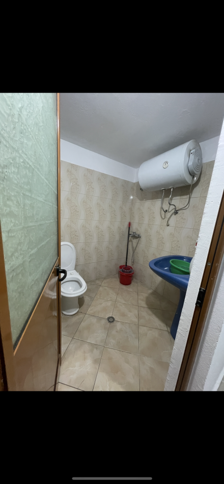 Shqiperi, jepet me qera shtepi 1+1 Kati 1, 70 m² 300 € (Rruga Leando zoto , Kodra e priftit)