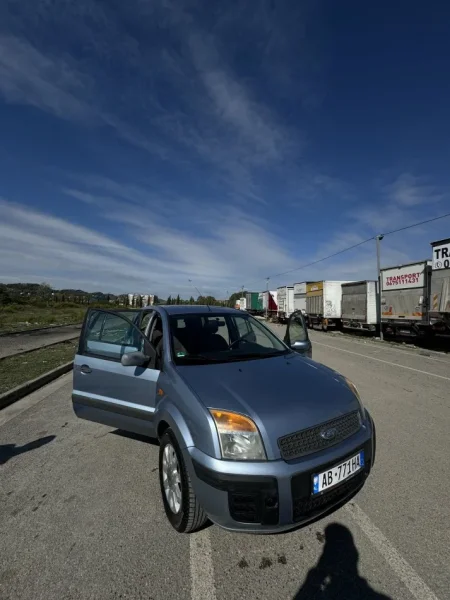 Tirane, shes makine Ford Fusion Nafte, blu e hapur automatik Kondicioner 175.000 km 3.200 €